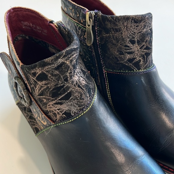 L’Artiste - 10, black leather embossed ankle boots‎